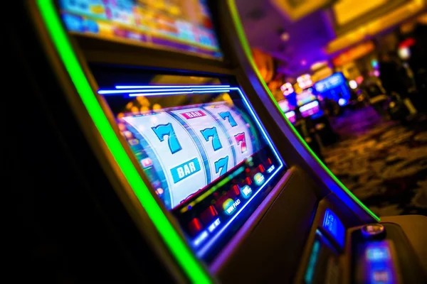 Medusa II slot game interface showing five reels and paytable